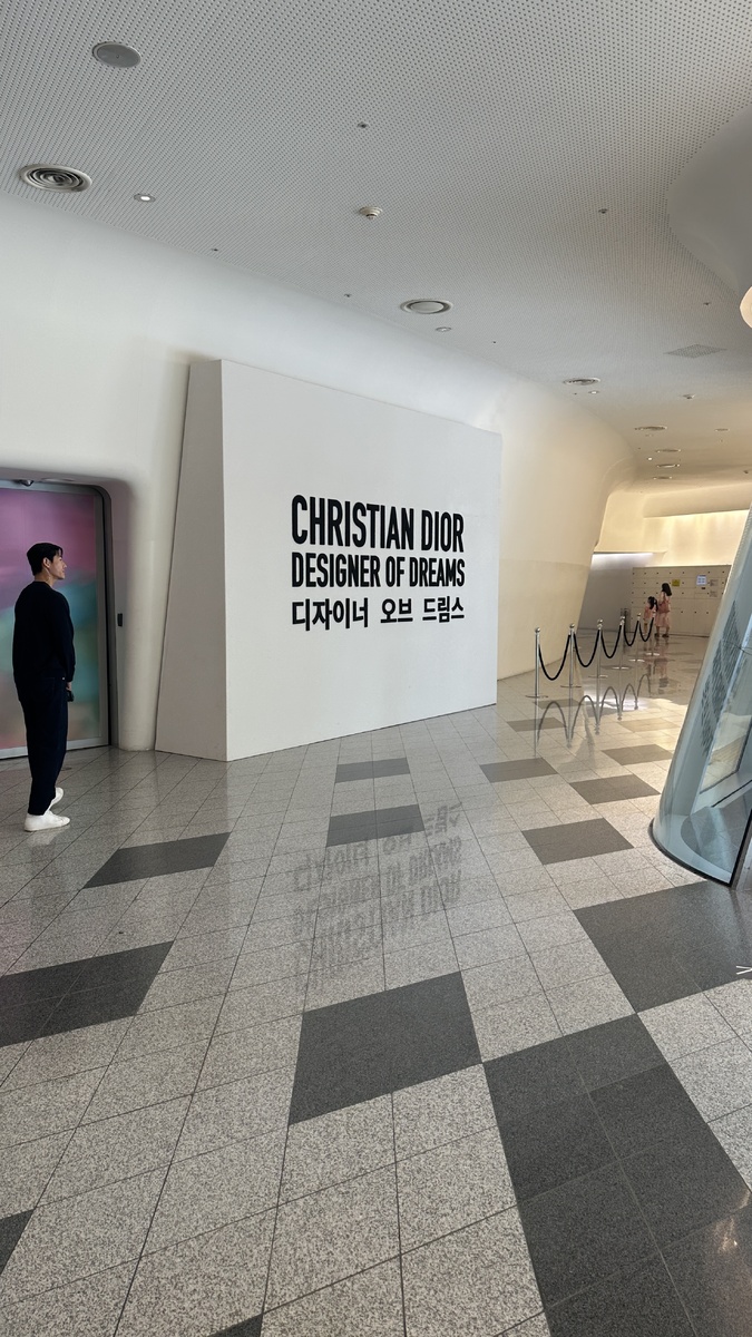 На входе нас встретили молодые парни в черном в безупречно-белых кедах. Представляю какой был сложный кастинг. 