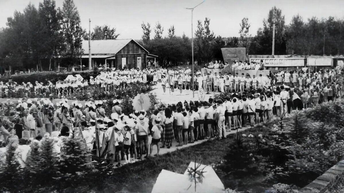 Утренняя линейка в пионерском лагере. Фото из интернета