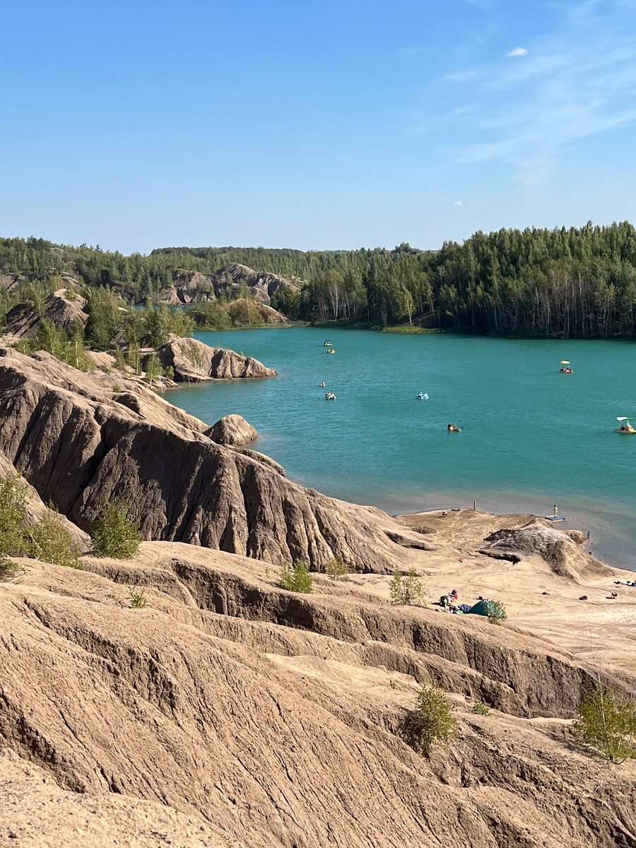 Здесь у меня ещё старый телефон, поэтому фото немного блеклые. В живую вода идеально бирюзового цвета!