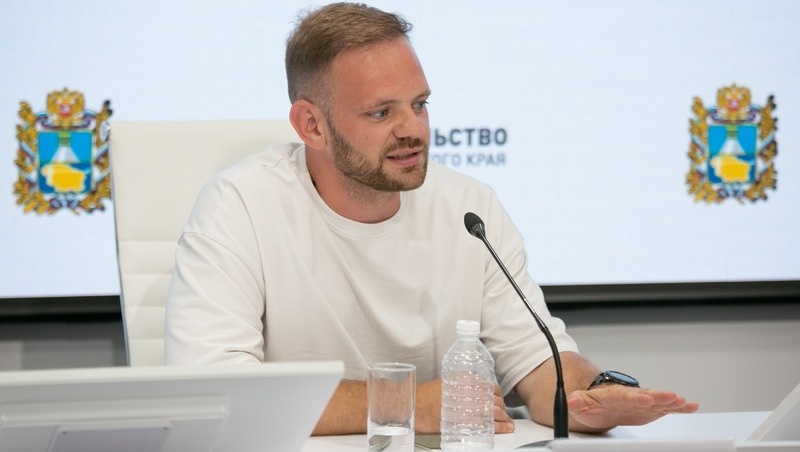    Гендиректор конкурса-премии анонсировал выступления артистов из стран СНГ Фото: Валерия Алтухова / / ИА «Победа26»