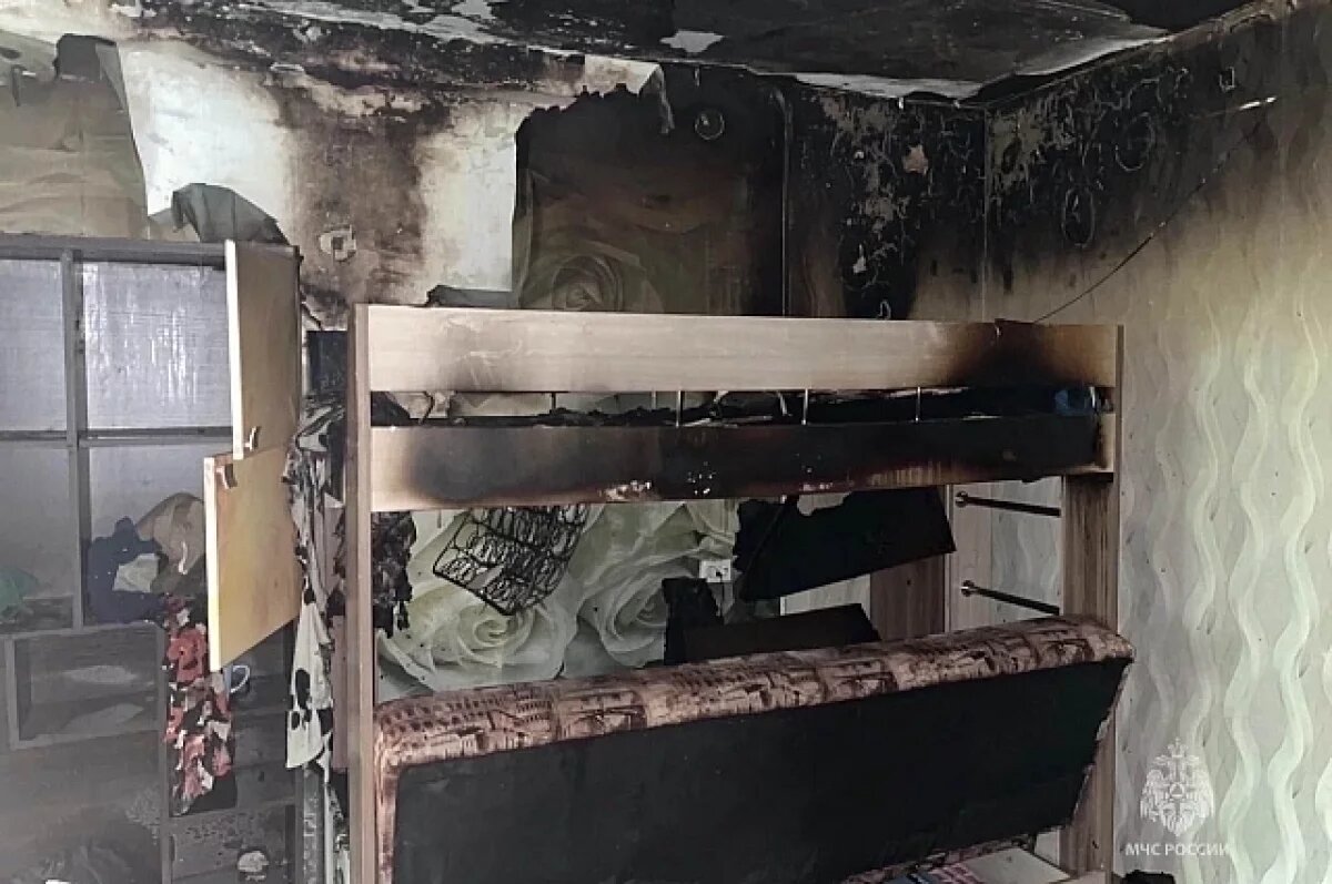    Оставила одних дома.