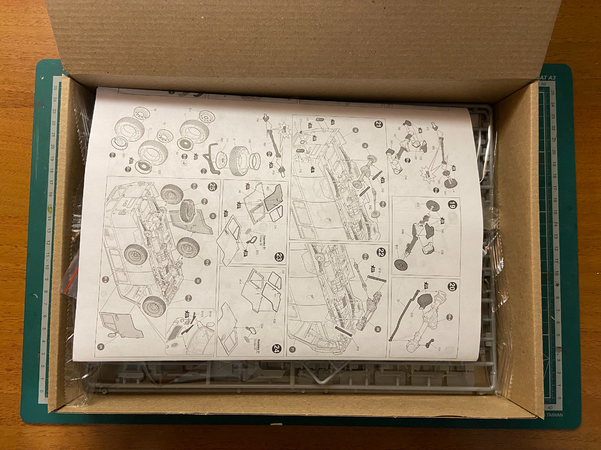 Коробка с набором для постройки стендовой модели УАЗ-3909 "Буханка". Масштаб 1/35. Производитель "Звезда". Фото из личного архива автора © 2023 год. 