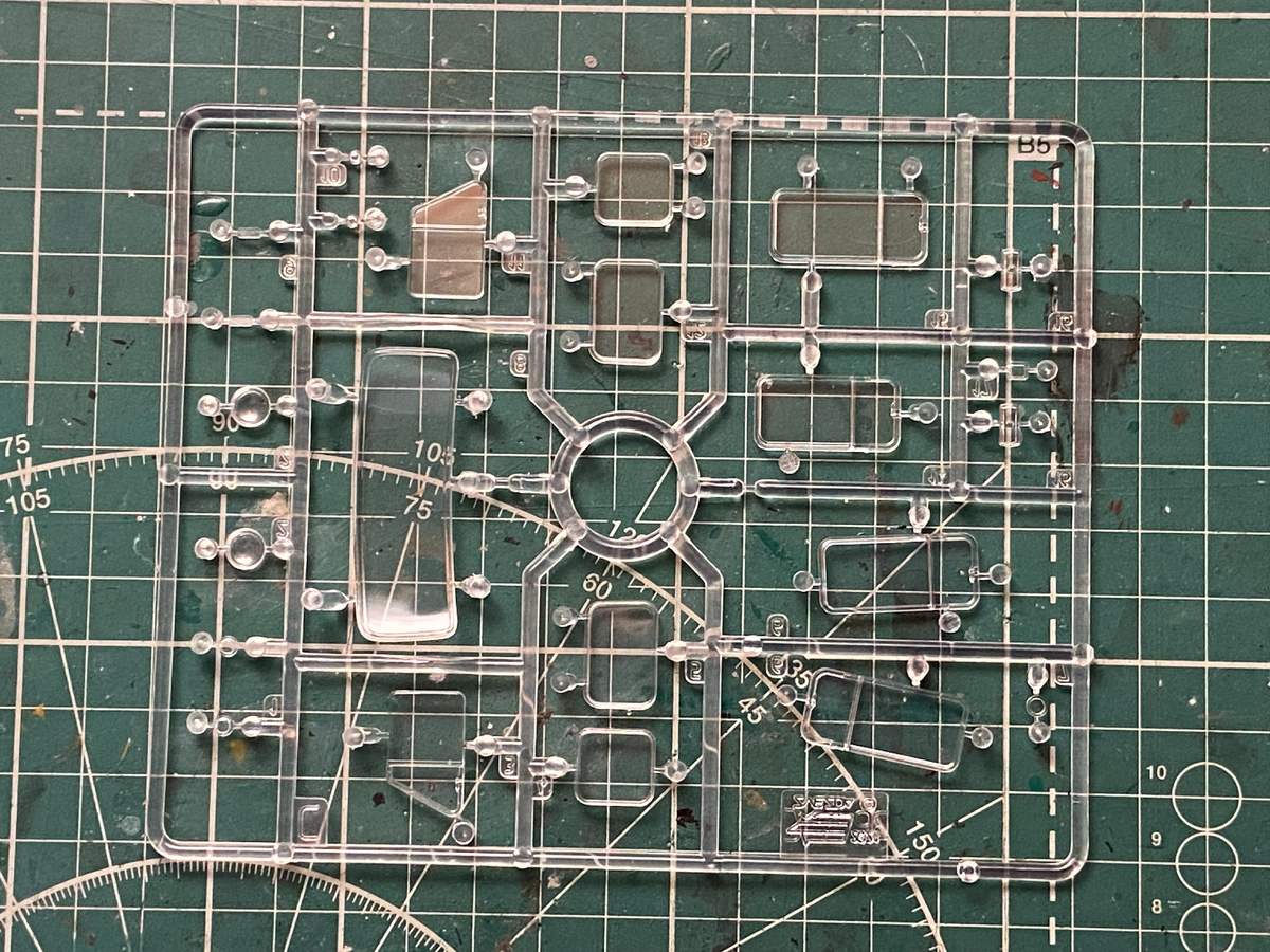 Прозрачные детали для стендовой модели УАЗ-3909 "Буханка". Масштаб 1/35. Производитель "Звезда". Фото из личного архива автора © 2023 год. Листайте вправо 👉чтобы увидеть больше