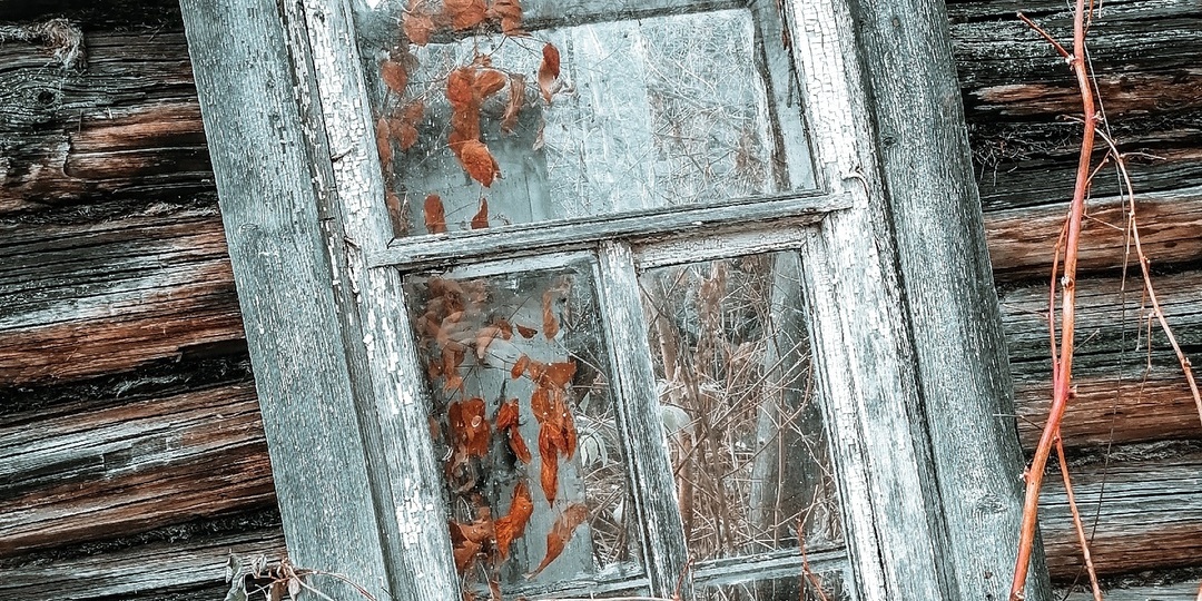 Странный взгляд через стекло в заброшенной деревни