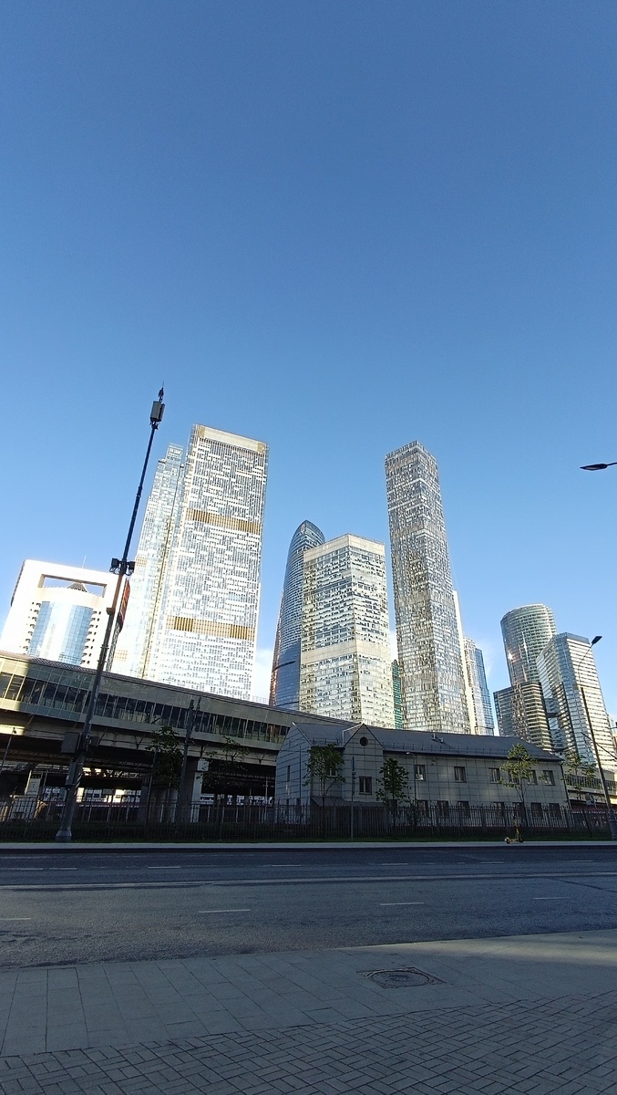 Это мы подошли к дому, куда собрались заселяться, стояла у подъезда и сделала фото, что впереди. 