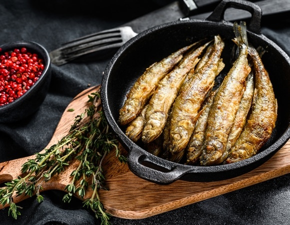 Забудьте про жирные брызги: этот гениальный трюк позволит жарить мойву хоть каждый день