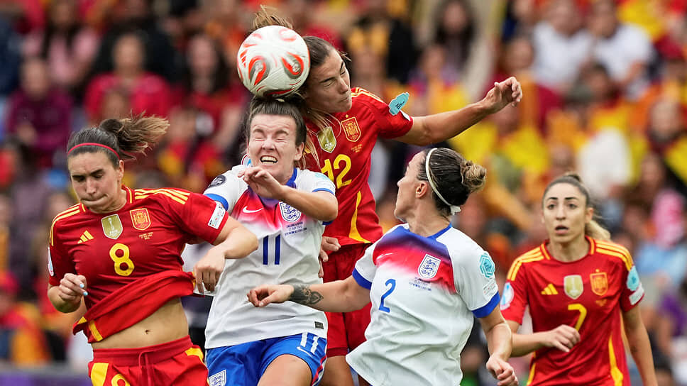Момент финального матча женского чемпионата Европы по футболу между сборными Англии и Испании.📷Фото: Martin Meissner / AP