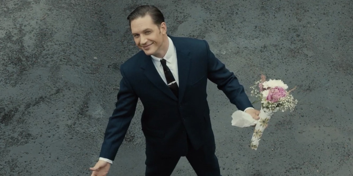 Том Харди стоит под окном с цветами. Источник: кадр из фильма «Легенда» / Working Title Films📷
