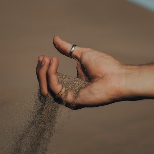 Видишь, как песок утекает сквозь пальцы? Так и попытки ухватиться за новое, лишь бы забыть боль — тщетны. Держать не получится.