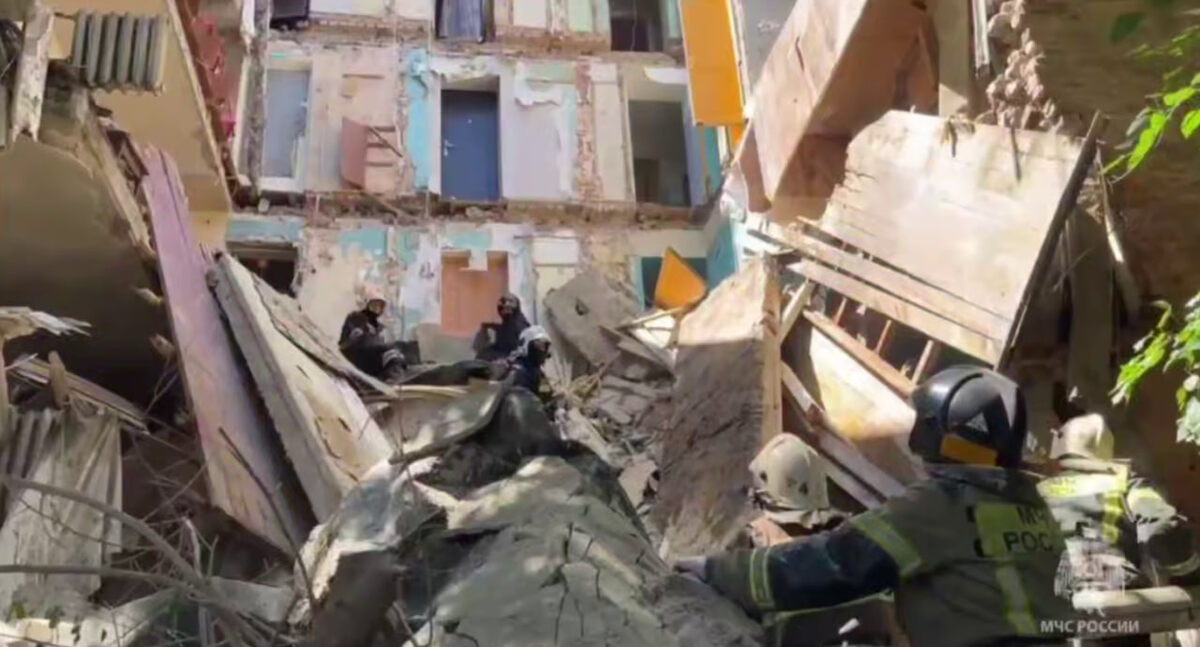    Скриншот с кадров МЧС с места обрушения в Астрахани