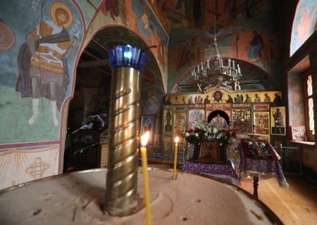    Трансгендеры пришли в Сретенский монастырь, назвав священника «сатанистом»