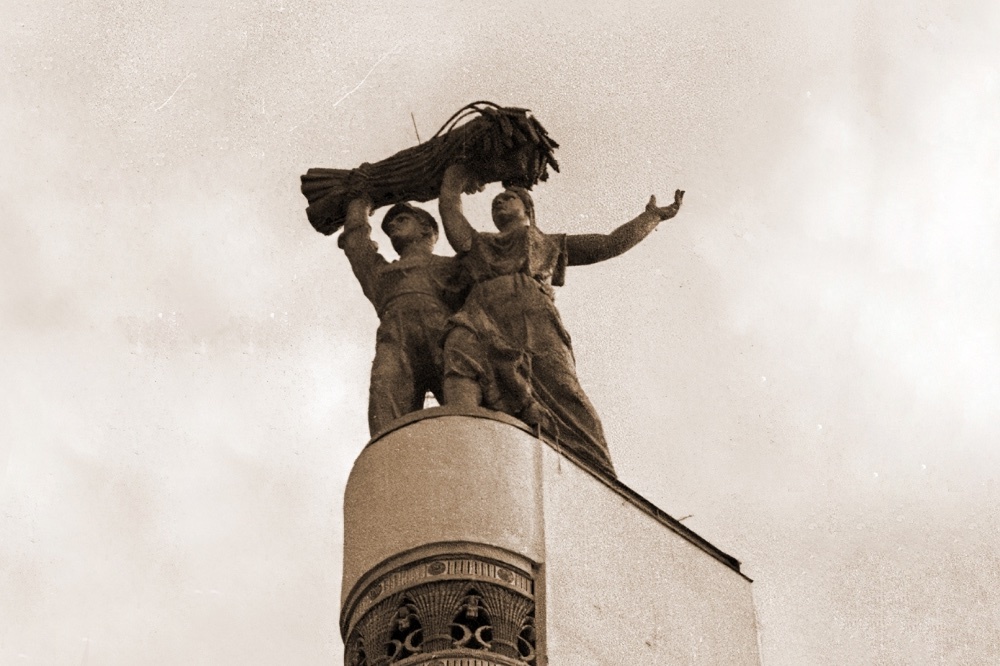 Первая версия скульптуры "Тракторист и колхозница" на нынешнем ВДНХ