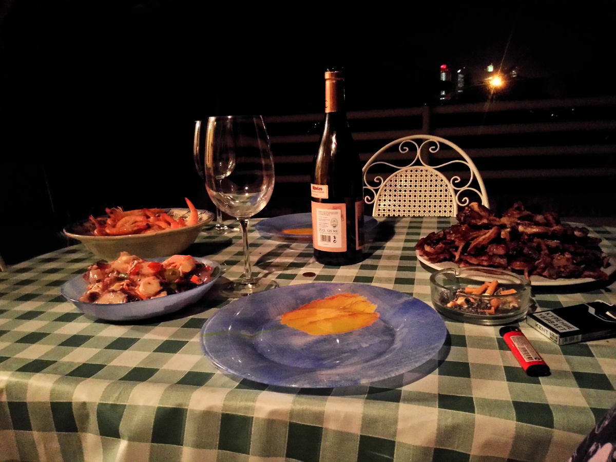 бутылочка вина, салат из морепродуктов и горка только что нажаренных им рёбрышек молочного барашка. Сигареты конечно портят весь вид, но зато это именно тот  самый первый ужин..спрячем его за красивой заглавной обложкой статьи)