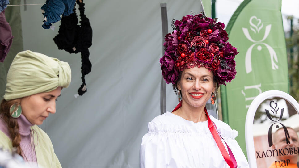 Участница фестиваля в венке.📷Фото: Ксения Федорова, Коммерсантъ / Коммерсантъ