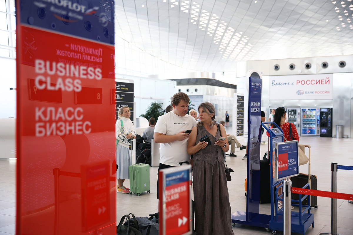    Пассажиры на стойке регистрации в аэропорту Геленджика