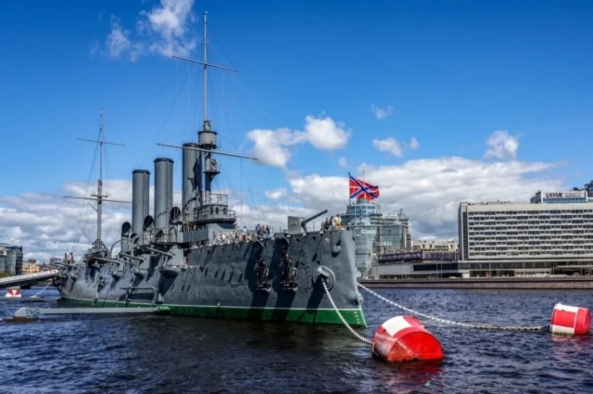    В Санкт-Петербурге женщина забралась на стояночный буй крейсера «Аврора»