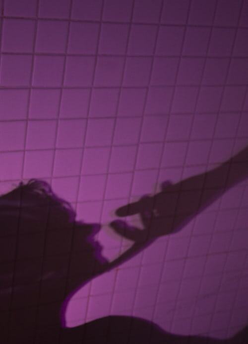 Видишь эту тень? Она — призрак отца. Девочка тянется к ней всю жизнь, пытаясь заткнуть бездну внутри...