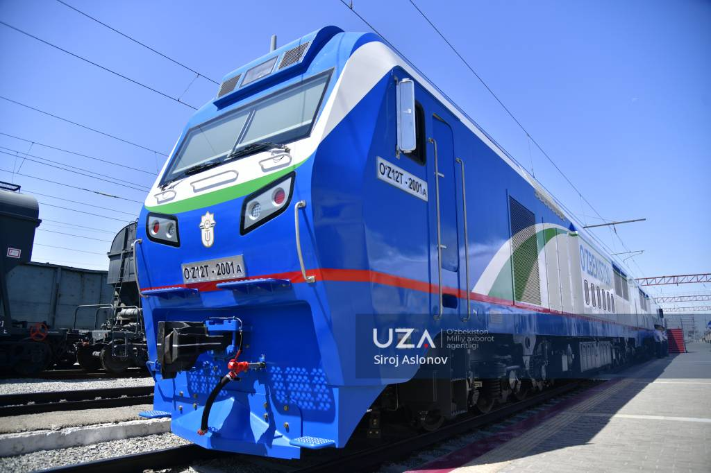 Двухсекционный локомотив модели O’Z12T от CRRC для Узбекистана. Источник: Siroj Aslonov/UZA