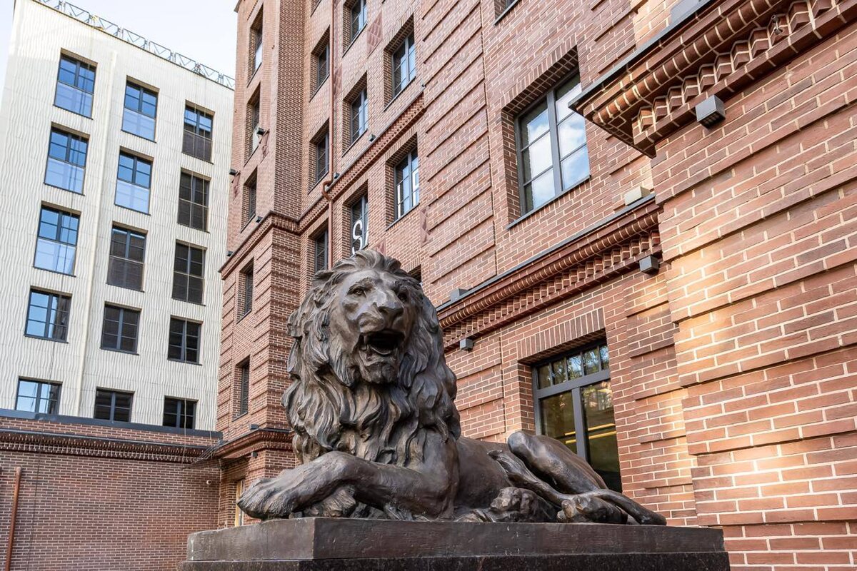 Львы у входа в клубный дом Manhattan