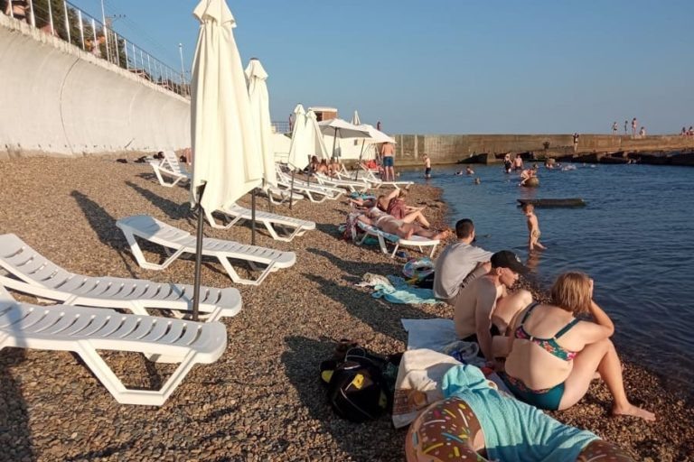 Сочинские пляжи: битва за бесплатное место под солнцем