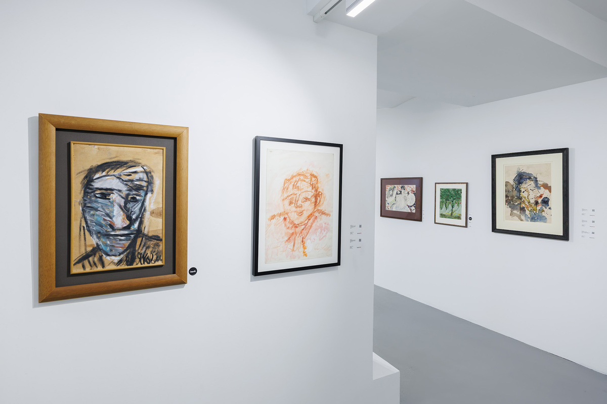    Экспозиция предаукционной выставкиАнатолия Зверева и Владимира Яковлева