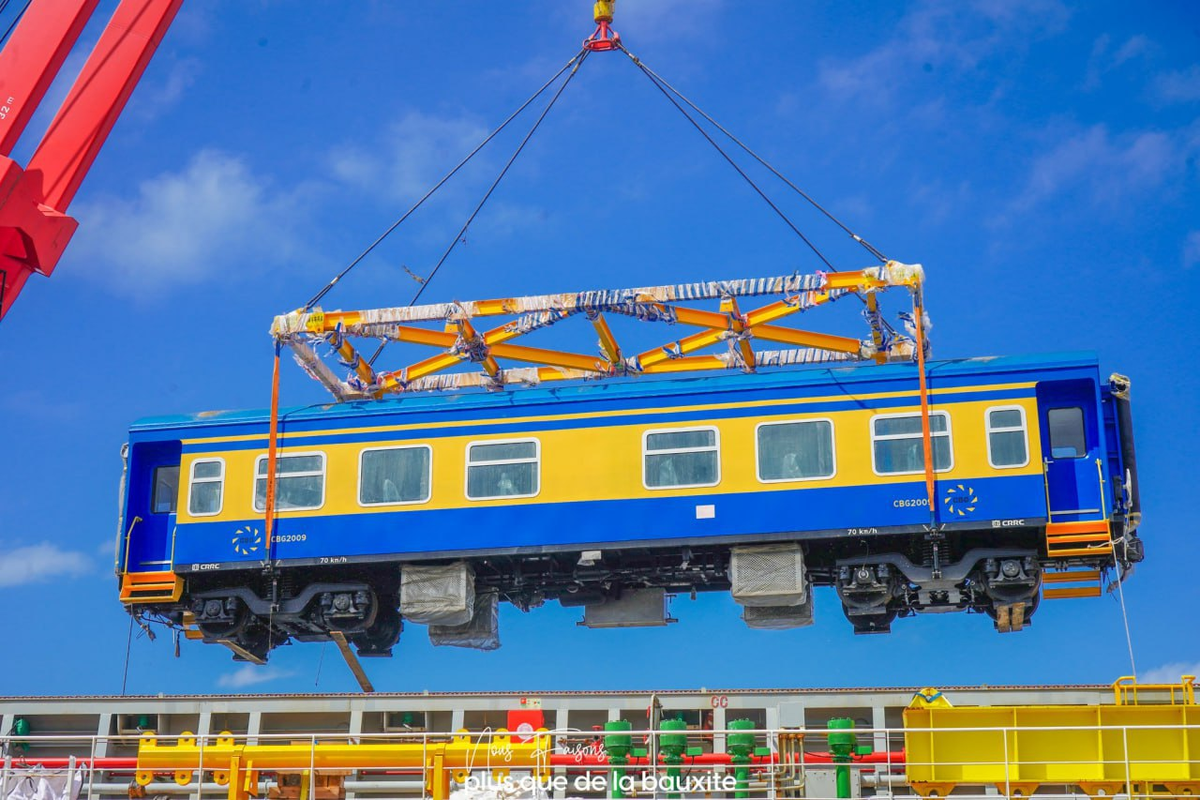 Разгрузка пассажирских вагонов CRRC в Гвинее. Источник: CBG