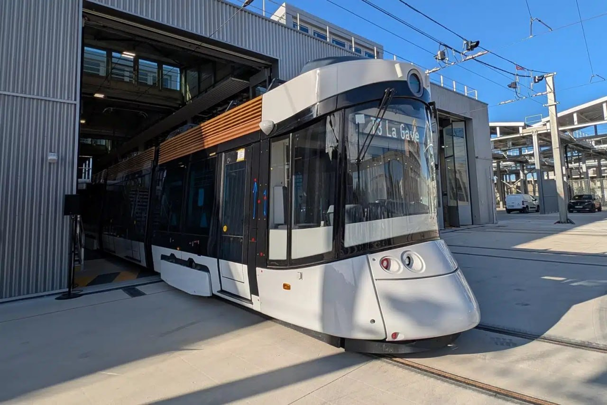 Первый семисекционный трамвай Urbos 100X от CAF в Марселе. Источник: RTM