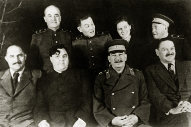 Лазарь Каганович, Георгий Маленков, Иосиф Сталин, Андрей Жданов (слева направо в первом ряду) на даче И. Сталина в Кунцево, 1947 год