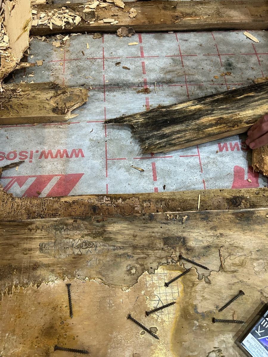 Под фанерой нас ждали доски толщиной 2 см с шагом в 20 см. Нетрудно догадаться, что они ломались еще хуже. 