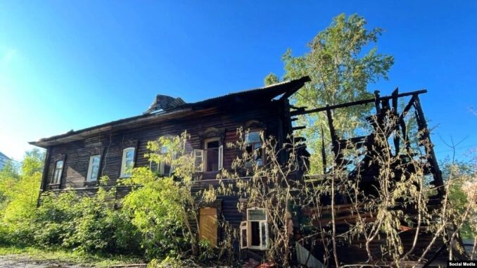 Деревянный дом в Томске, "пострадавший от огня"