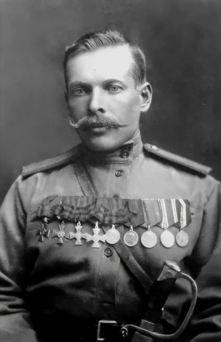 Такой молодой а уже полный Георгиевский кавалер, награбленный всеми 4 степенями Георгиевского креста