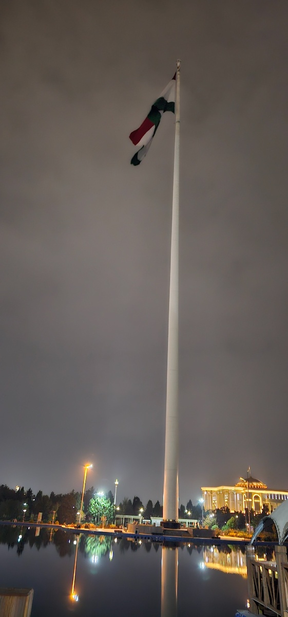 Площадь государственного флага. Высота флагштока:165 м. Он  вошёл в Книгу рекордов Гиннесса как самый высокий в мире. Дата постройки: 2011 год