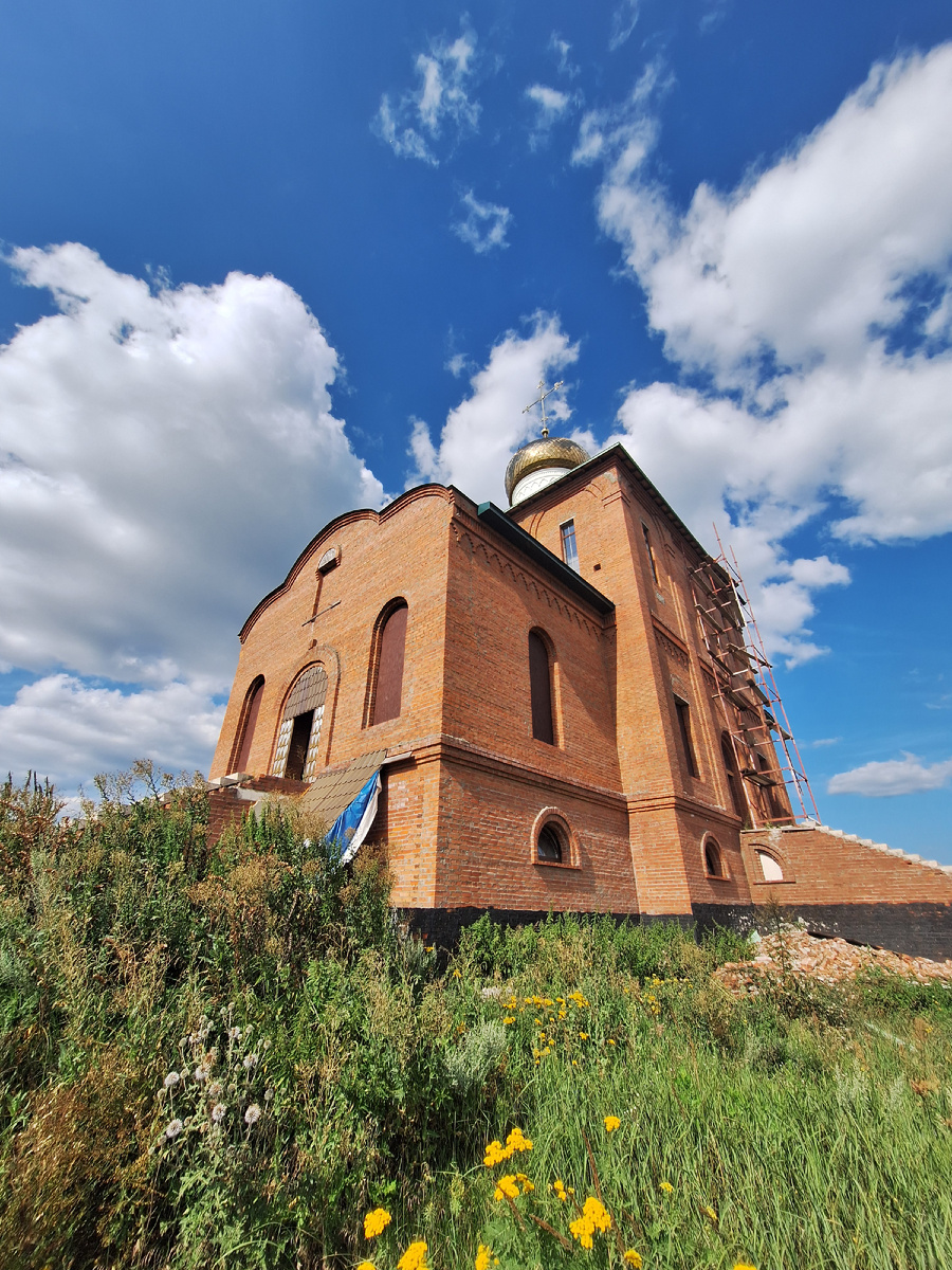 Храм имеет три придела, к которым ведут огромные лестницы 