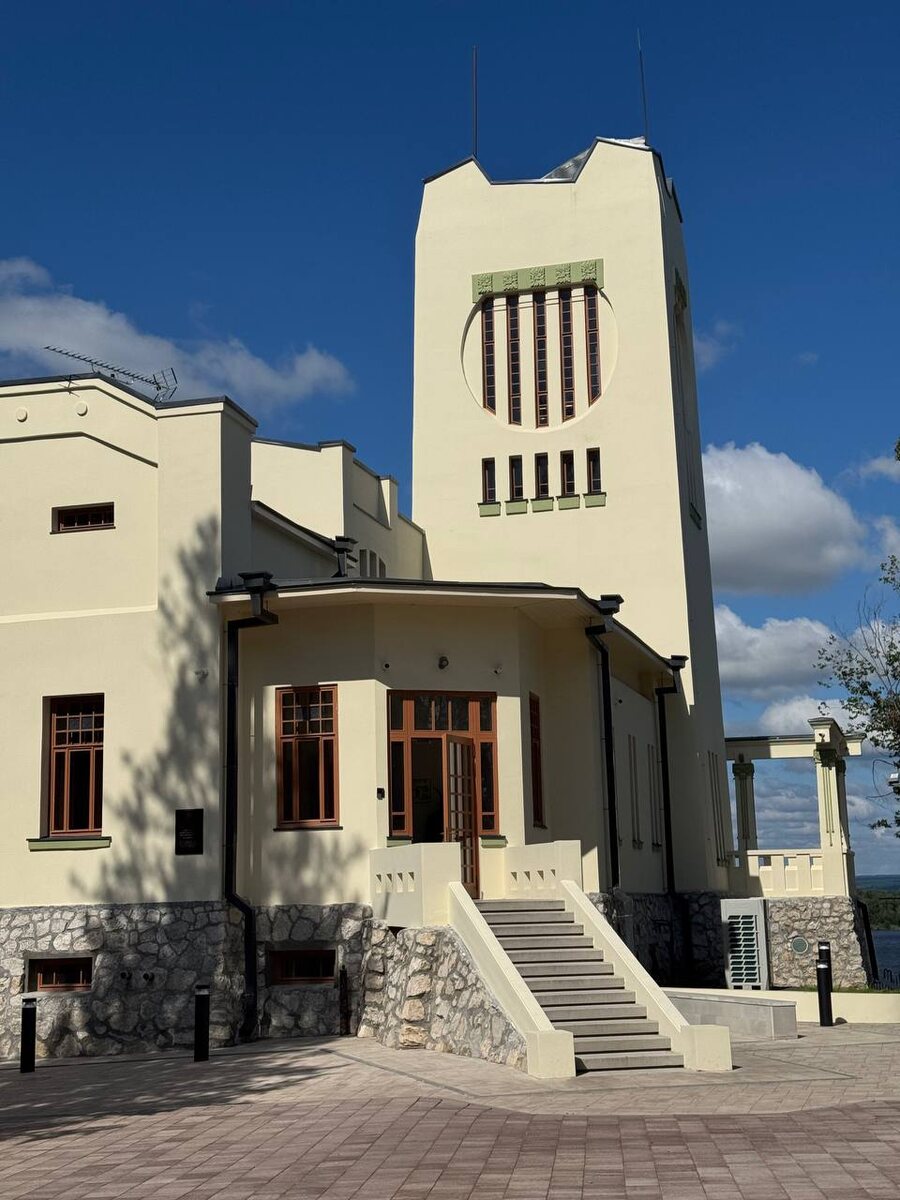 Фасад со стороны улицы