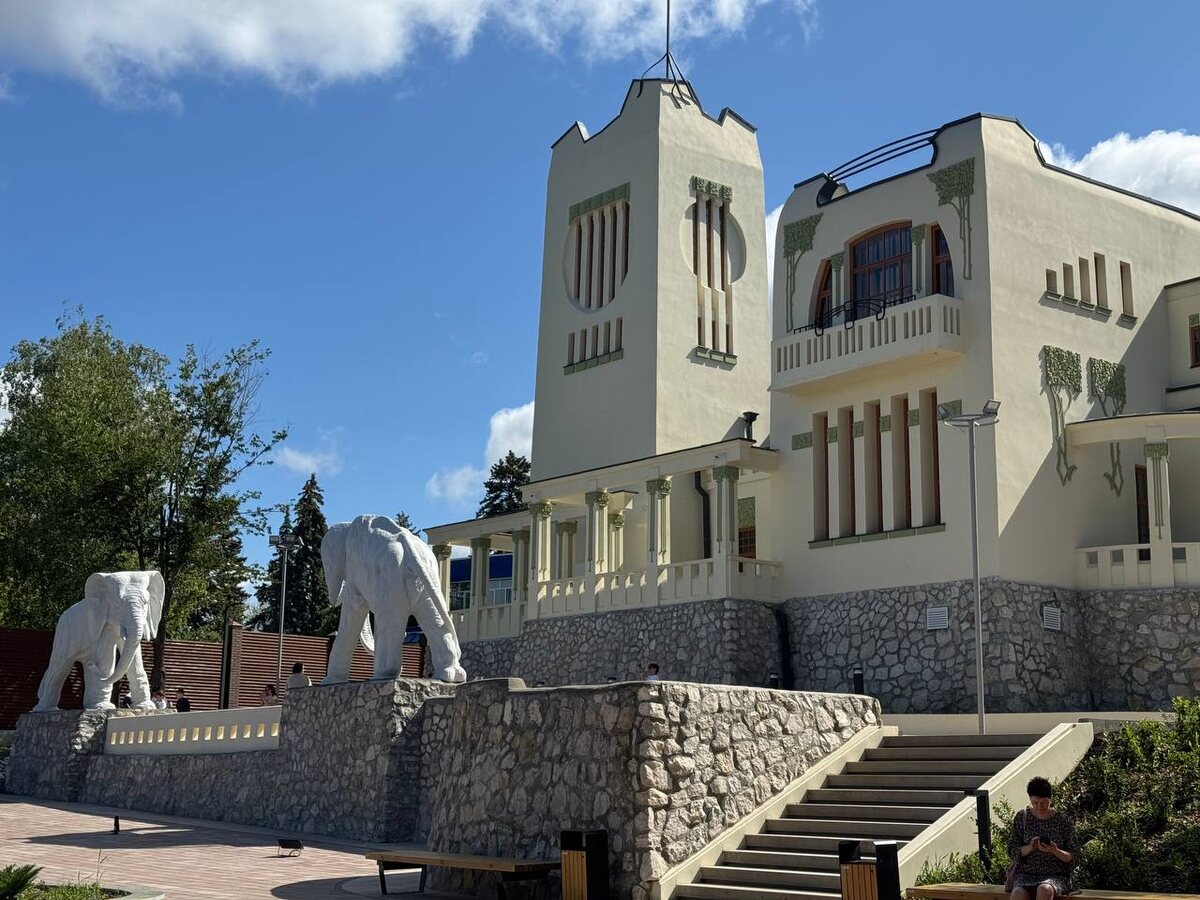 Вид на дачу и скульптуры слонов  