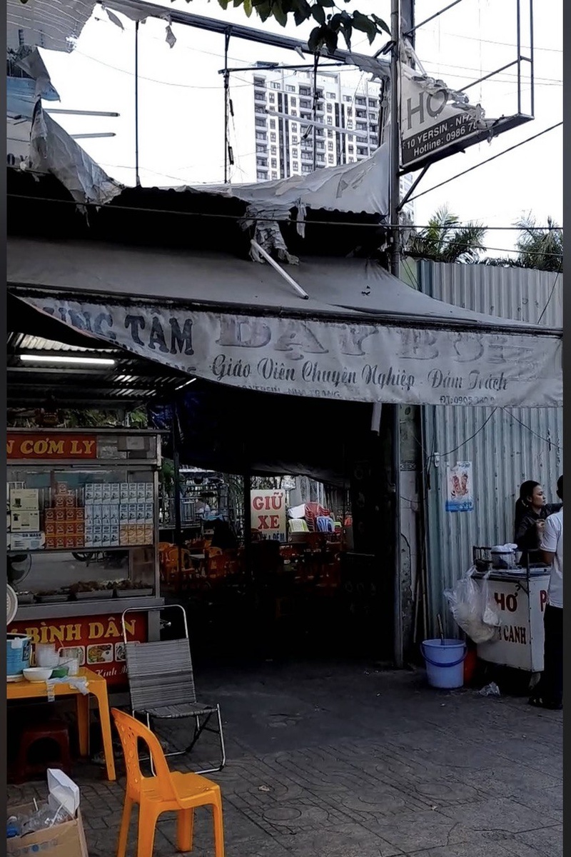 Не пугайтесь, вам сюда! Перед входом в бассейн находится кафе, просто пройдите мимо него и увидите ворота. 