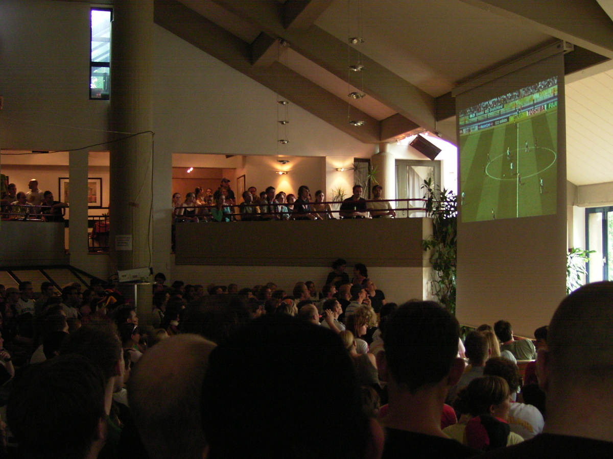 ЧМ-2005 по футболу в фойе универа (фото автора)