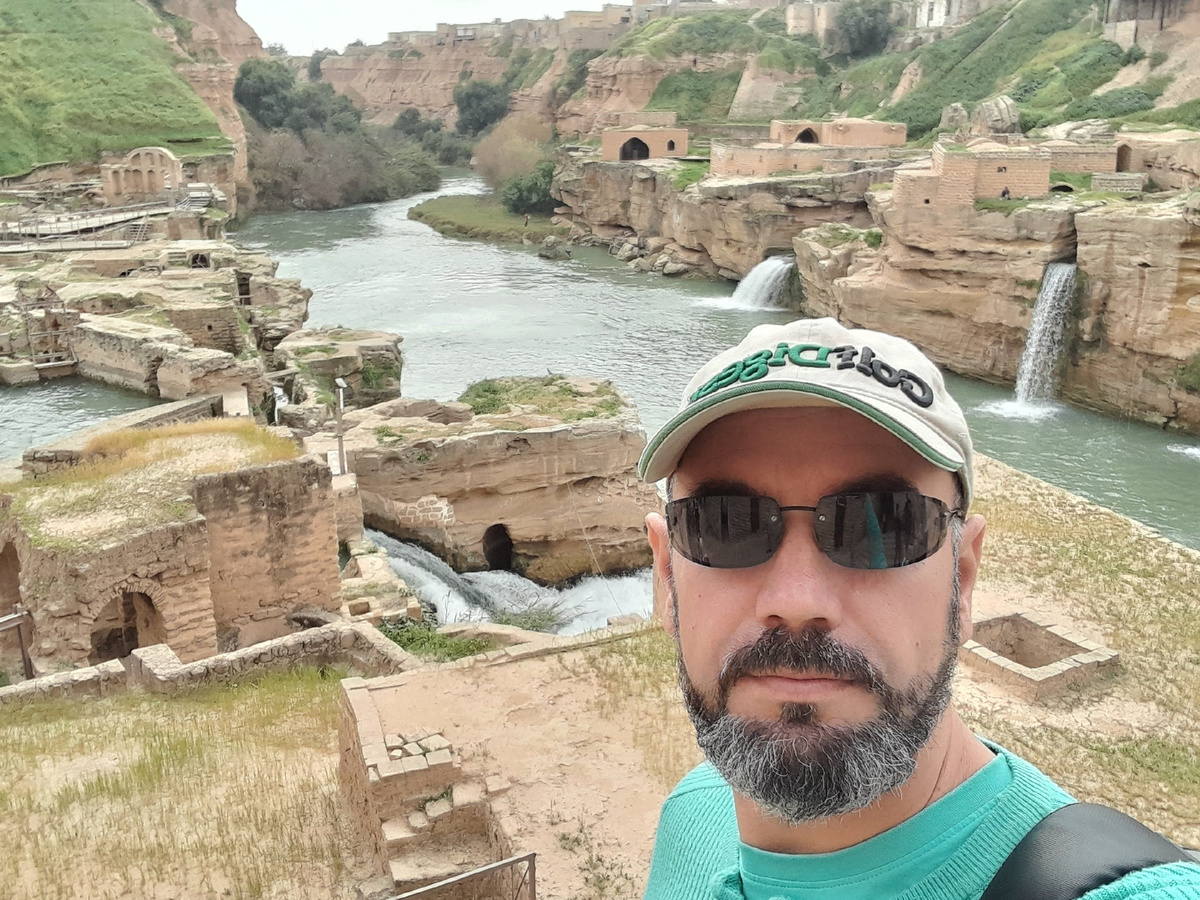 На фоне гидротехнических сооружений 