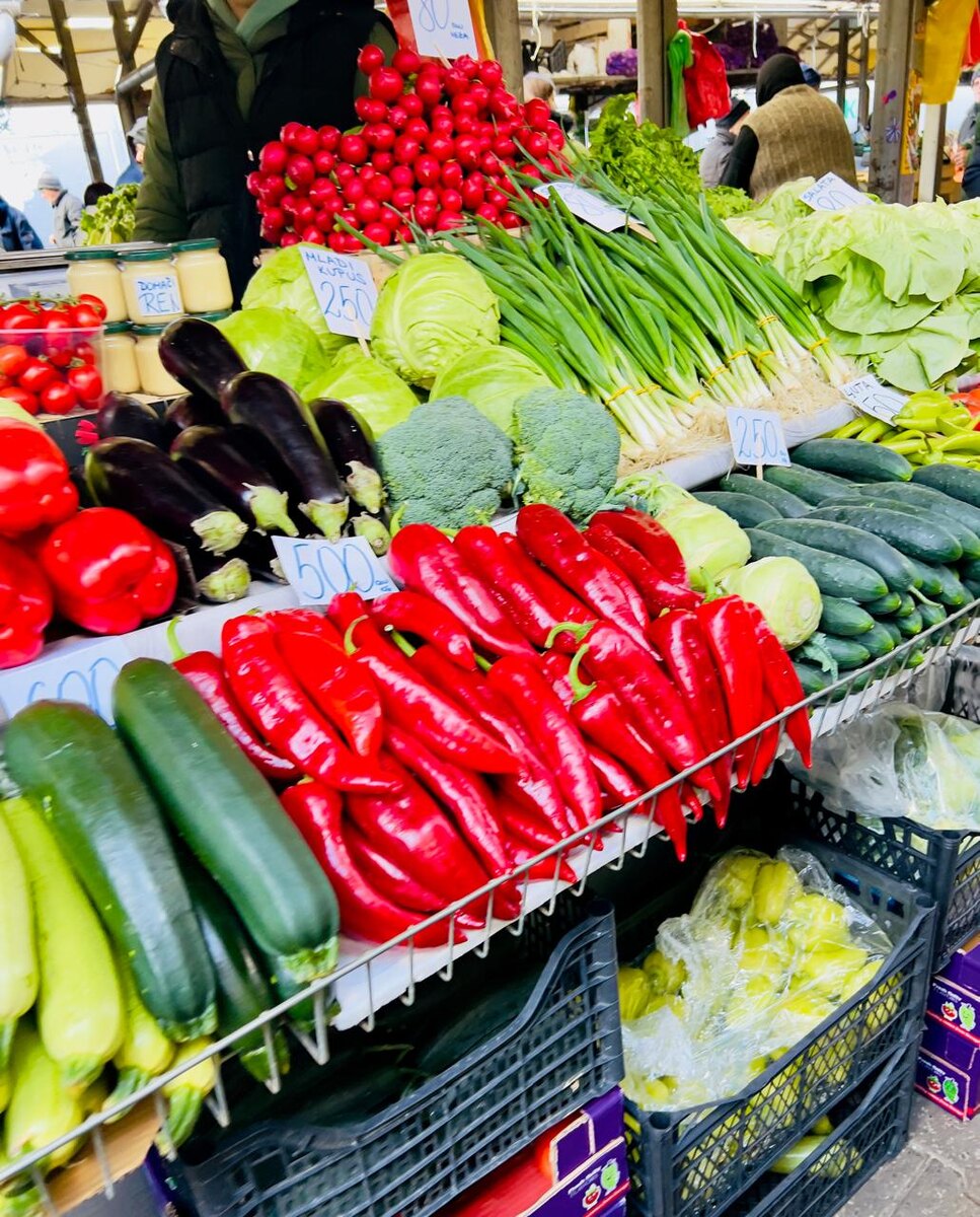 Первым делом идем на рынок.