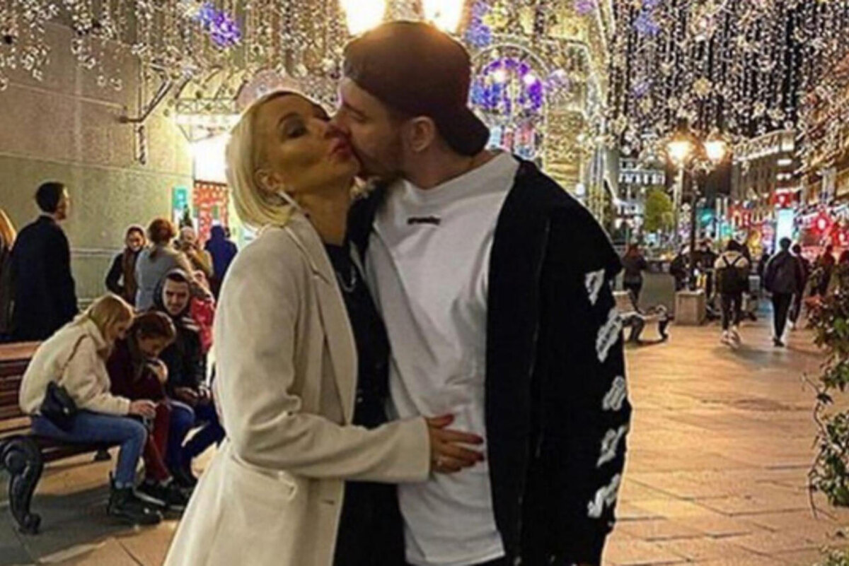    Игорь Макаров целует Леру Кудрявцеву Социальные сети