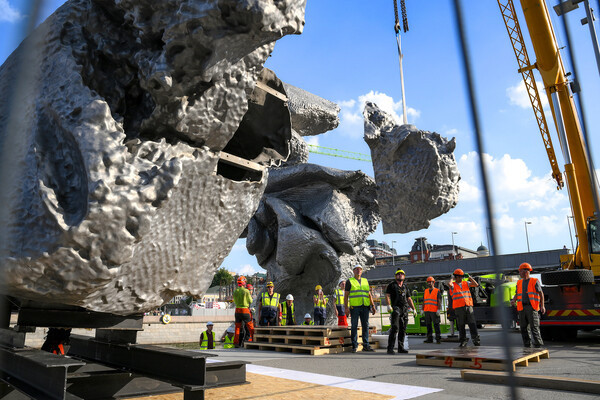 Демонтаж скульптуры Урса Фишера «Большая глина №4» на Болотной набережной в Москве, 28 июля 2025 года / Алексей Майшев/РИА Новости 