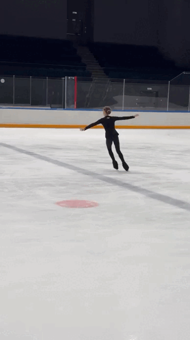 Рита делает весьма непростое комбинированное вращение. Сложный заход во вращение, обратная либела со сменой ребра — переход для смены ноги — сложная позиция в волчке и затяжка. 