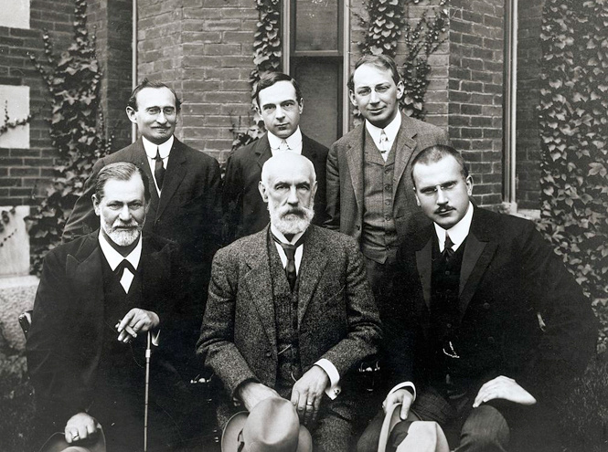 Перед Университетом Кларка (США, 1909 год). Зигмунд Фрейд – крайний слева в нижнем ряду. Карл Густав Юнг – крайний справа в нижнем ряду.