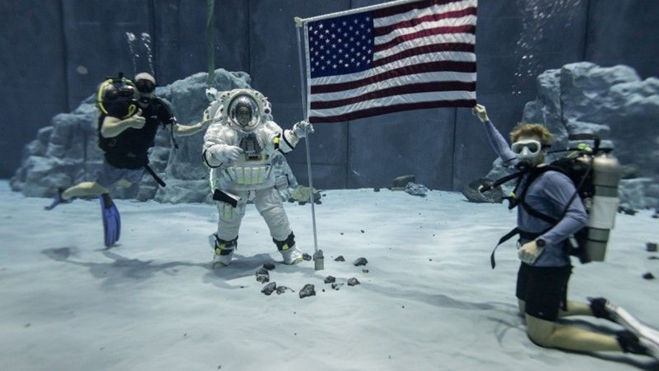 Испытания скафандра AxEMU в бассейне NASA. Фото: Axiom Space