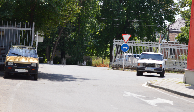 Фото автора. Июль 2025. Два брата акробата. Завод изготовитель не удосужился поставить им в салон кондиционеры.