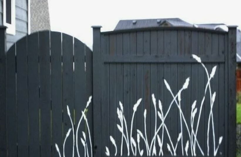 Старый забор выглядит уныло? 5 способов превратить его в изюминку сада