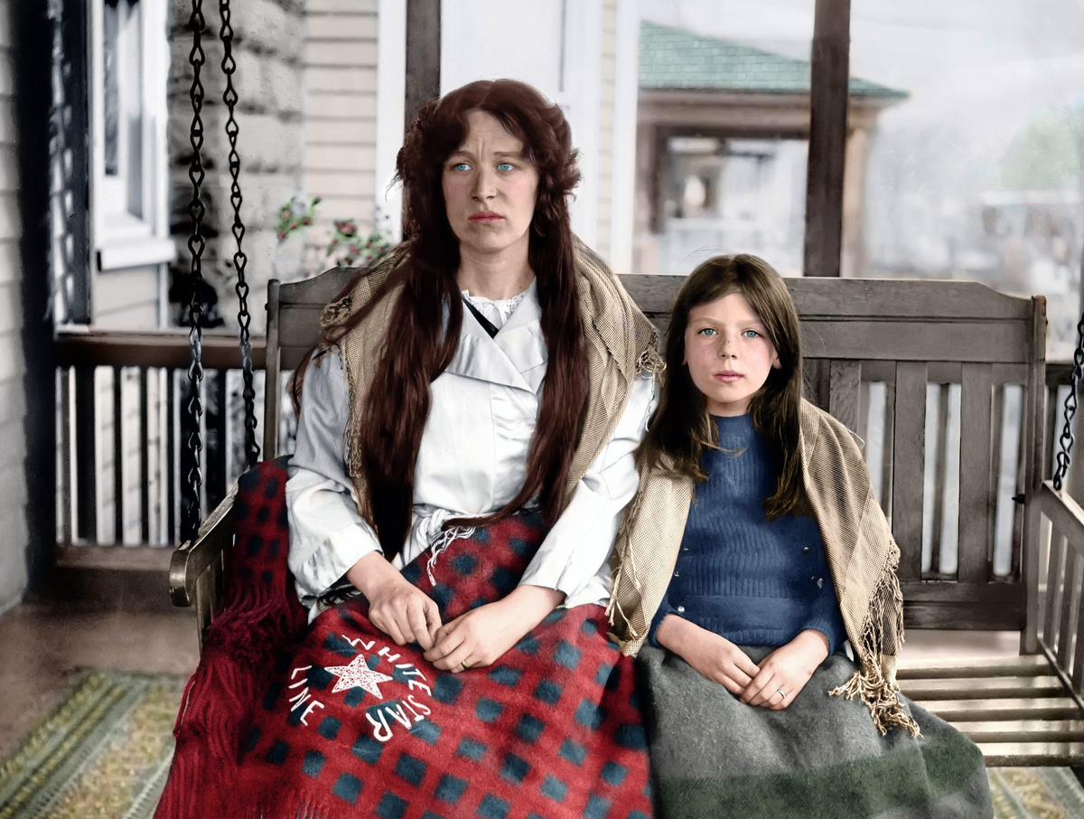 Шарлотта с дочерью: на ее коленях брендированны плед компании White Star Line, владевшей Титаником