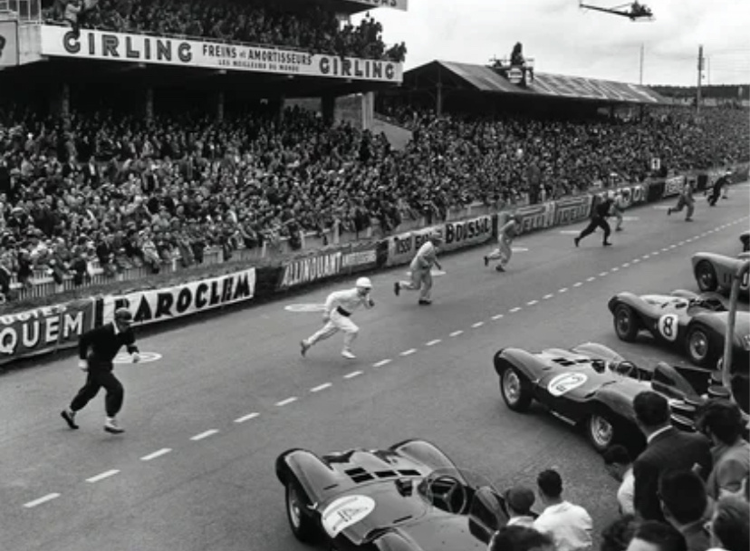 Гонщики Ле-Мана бегут к своим машинам