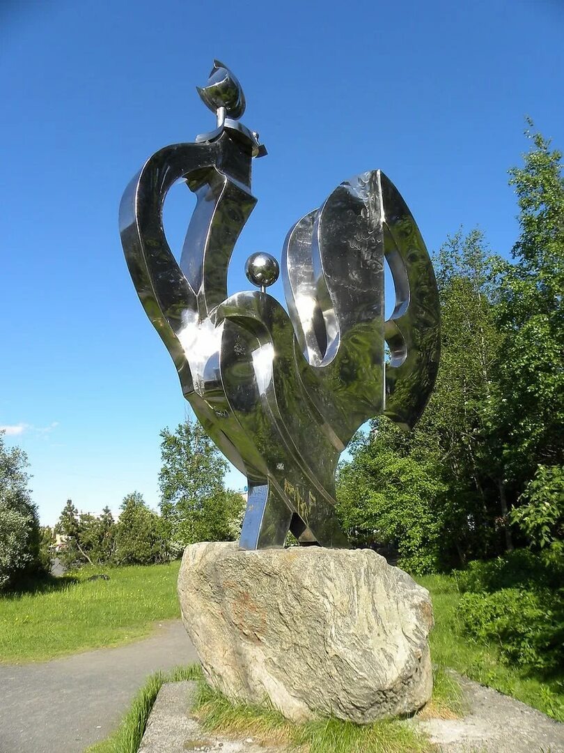 Скульптура "Кукковский петух". Автор - В. М. Сойни. 1988 г. 