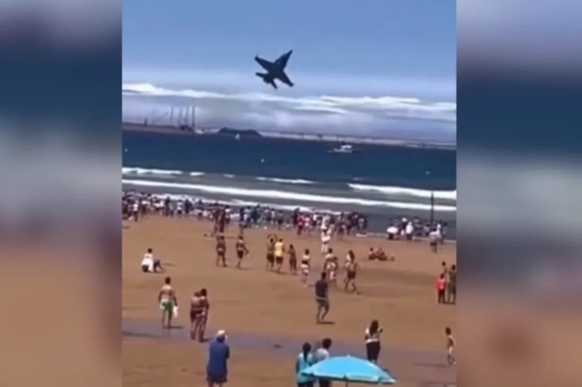    В Испании истребитель едва не рухнул на зрителей во время авиашоу